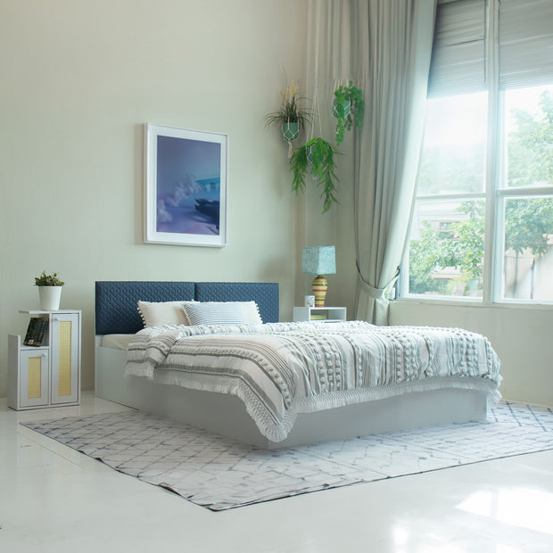 سرير كوين فاخر فاخر بقاعدة بيضاء مع صندوق تخزين (غير منسوج)